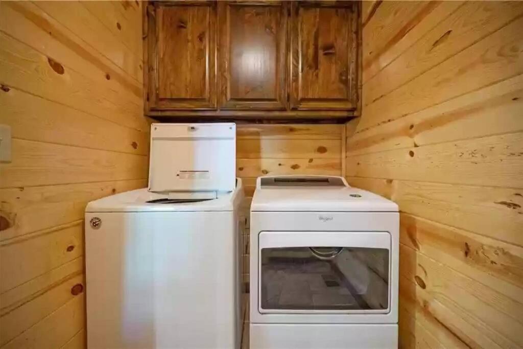 Iron Horse Lodge Sleeps 18, Games, Fire Pit, Hot Tub, Ev, More Broken Bow Esterno foto