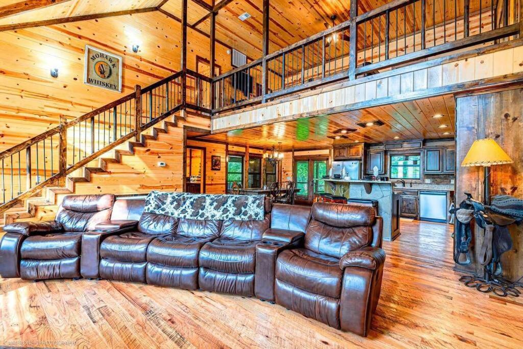 Iron Horse Lodge Sleeps 18, Games, Fire Pit, Hot Tub, Ev, More Broken Bow Esterno foto