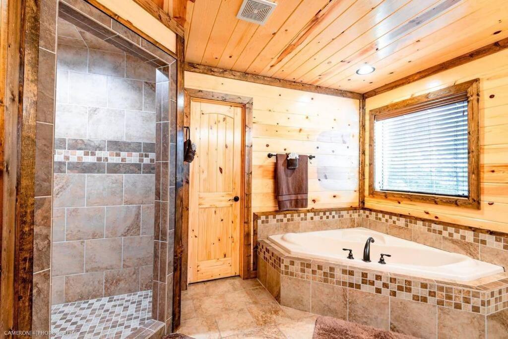 Iron Horse Lodge Sleeps 18, Games, Fire Pit, Hot Tub, Ev, More Broken Bow Esterno foto