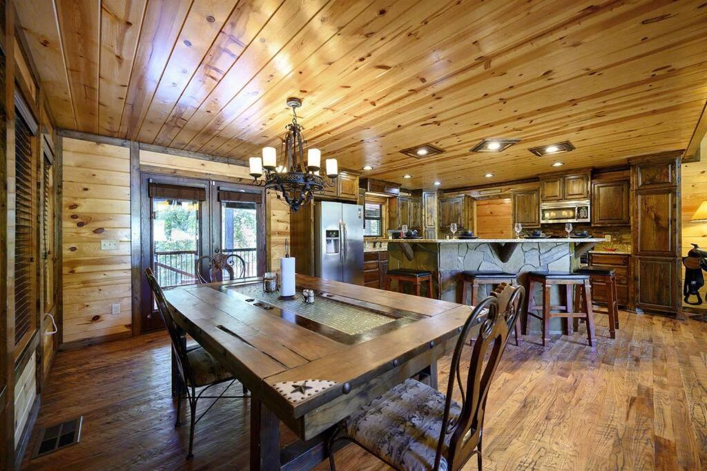 Iron Horse Lodge Sleeps 18, Games, Fire Pit, Hot Tub, Ev, More Broken Bow Esterno foto